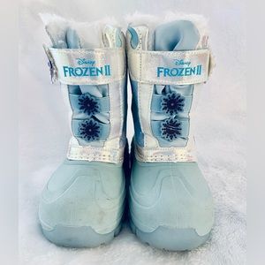 Disney frozen II snow boots for girls size 8 with lights. Slightly worn